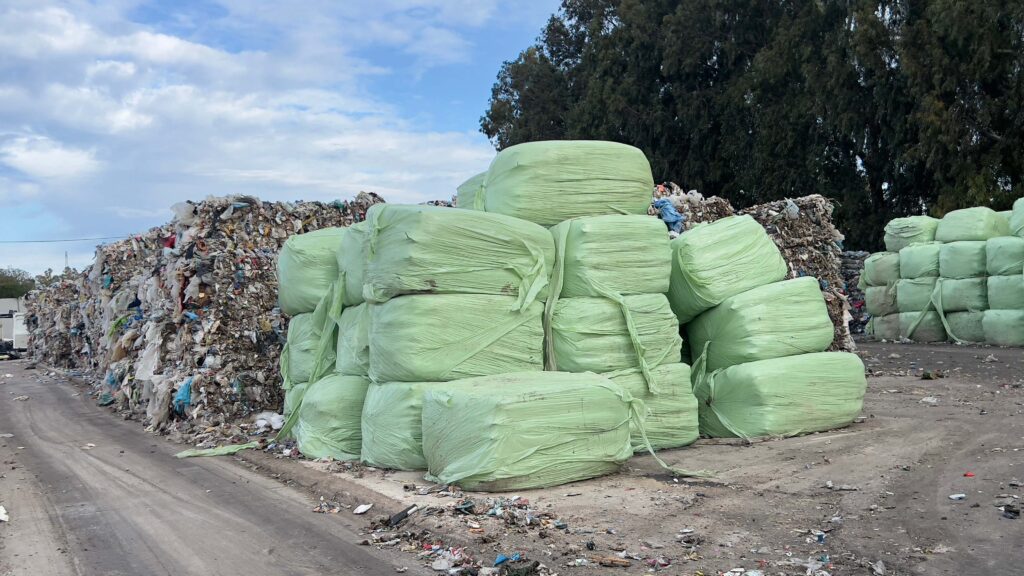 Piles de balles carrées de matériaux de déchets étroitement compactées dans une usine de traitement des déchets. Les balles, faites de recyclables compressés ou de matériaux jetés.