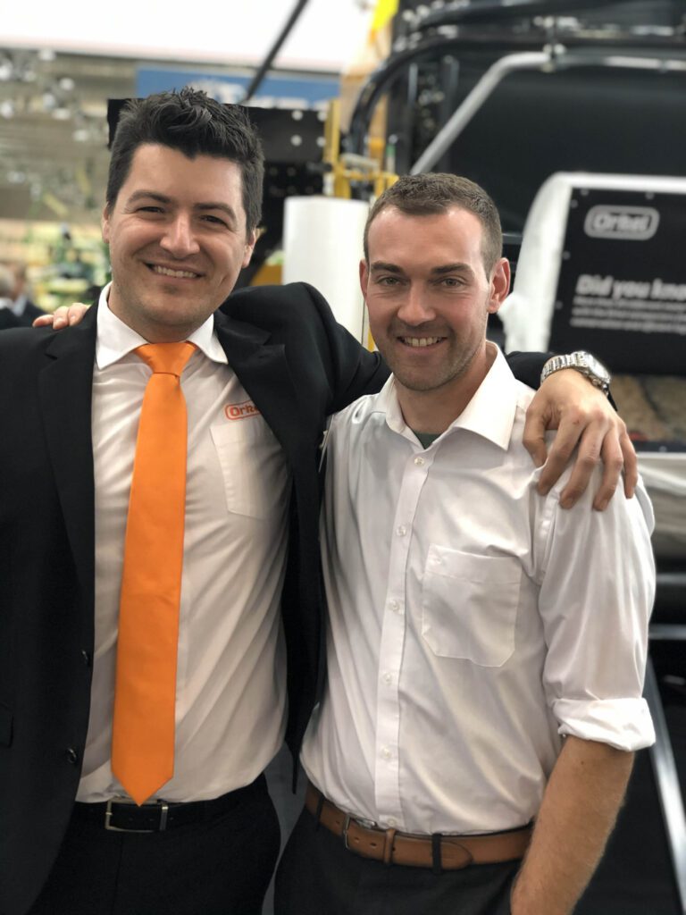 Deux hommes posant ensemble lors d'un salon agricole
